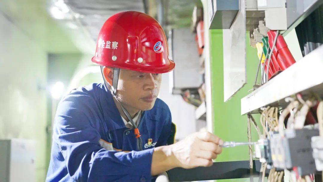 宝武工匠钟昌勇：匠心铸就安全盾牌创新点亮行车安全